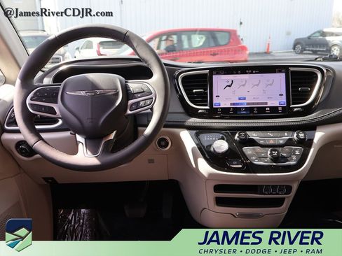 Used 2023 Chrysler Pacifica Touring-L image 18