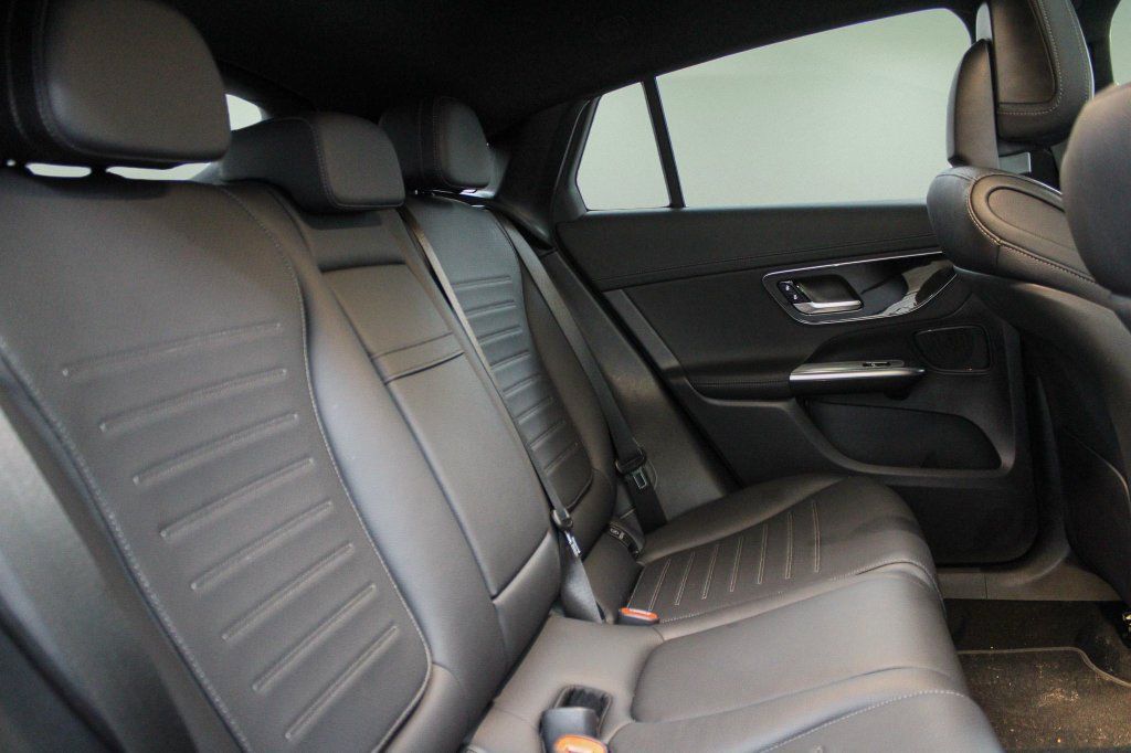 Used 2025 Mercedes-Benz GLC 300 4MATIC image 27
