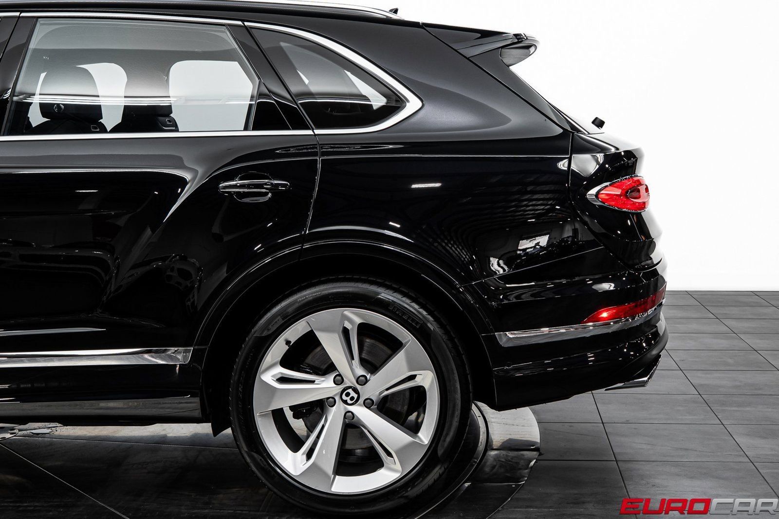 Used 2024 Bentley Bentayga AWD/4WD image 14