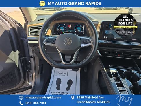 Used 2025 Volkswagen Atlas SE AWD/4WD image 13