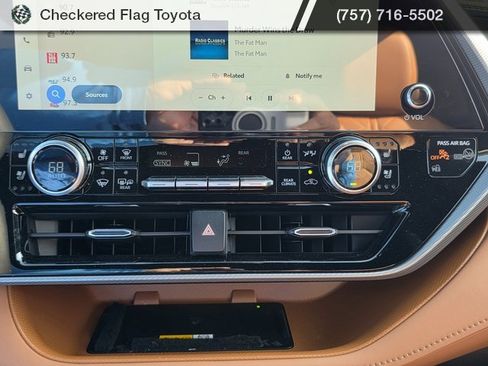 Used 2024 Toyota Highlander Platinum image 18