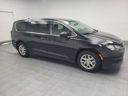 Used 2022 Chrysler Voyager LX image 11