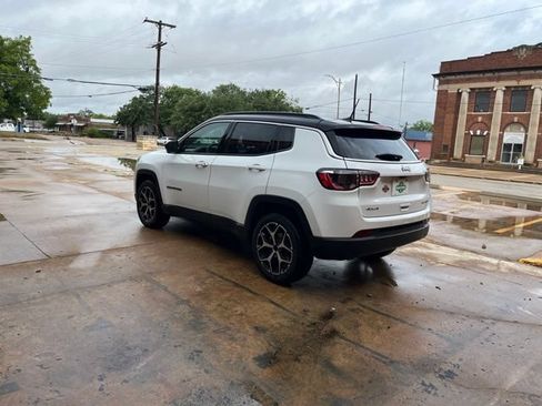 Used 2025 Jeep Compass Limited AWD/4WD image 5