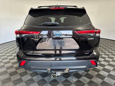 Used 2021 Toyota Highlander XLE AWD/4WD image 24