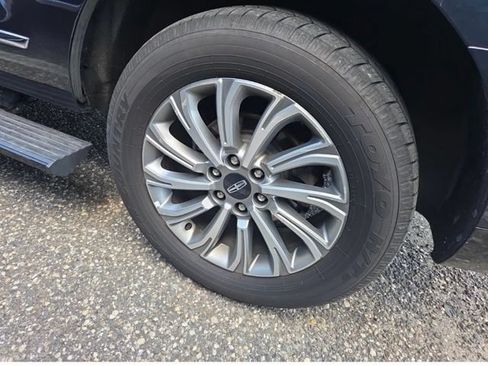 Used 2024 Lincoln Navigator Premiere AWD/4WD image 4