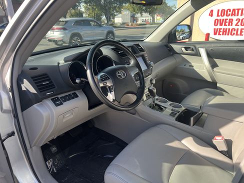 Used 2011 Toyota Highlander SE image 14