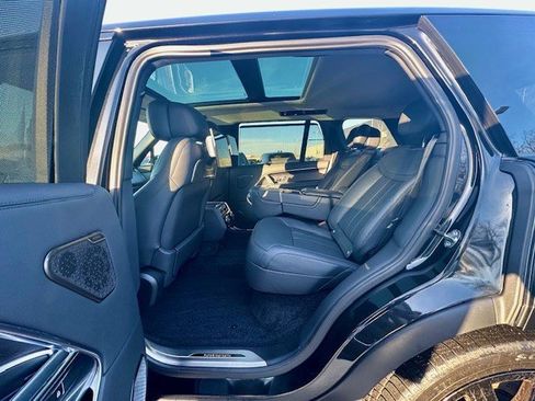 Used 2024 Land Rover Range Rover Long Wheelbase Autobiography image 10