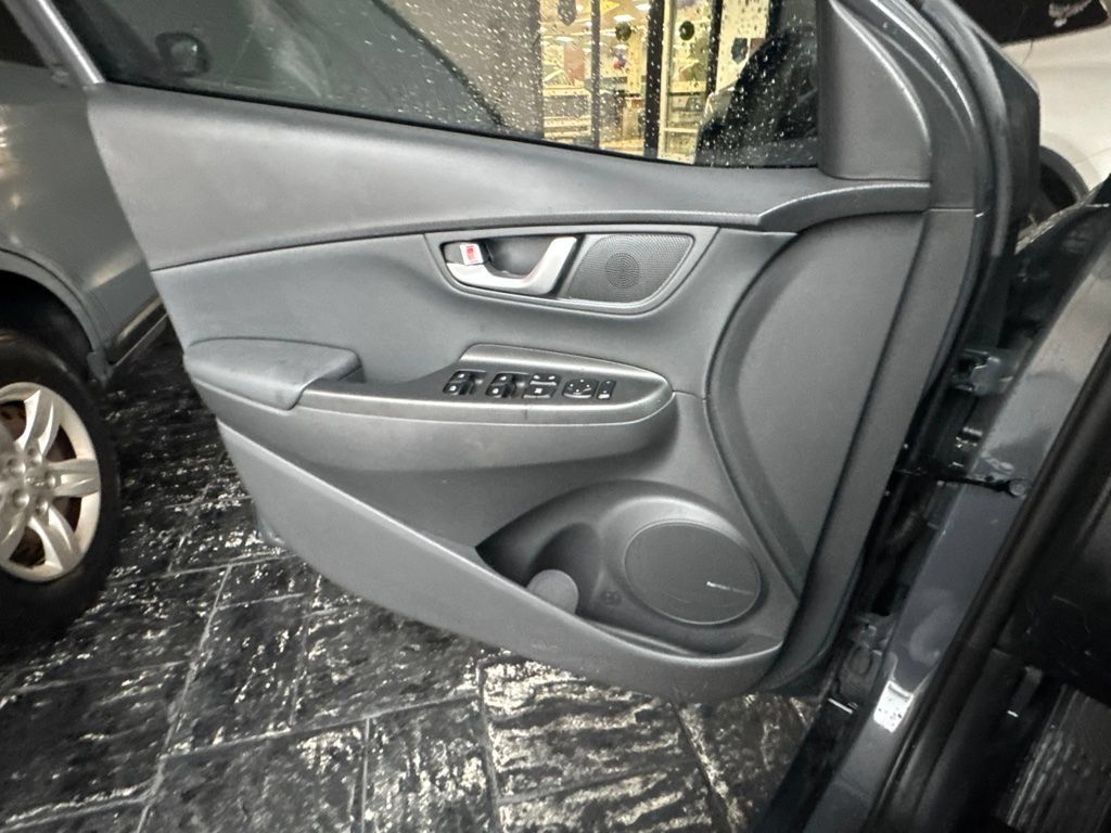 Used 2023 Hyundai Kona Limited w/ Cargo Package FWD image 14