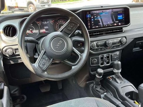 Used 2025 Jeep Gladiator Sport AWD/4WD image 15
