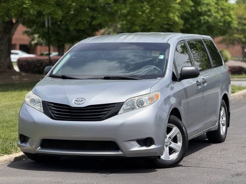 Used 2012 Toyota Sienna FWD image 1