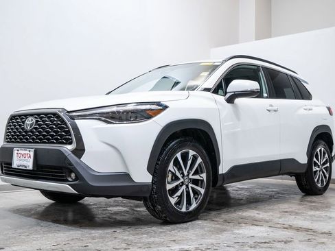 Used 2023 Toyota Corolla Cross XLE w/ Convenience Package image 3