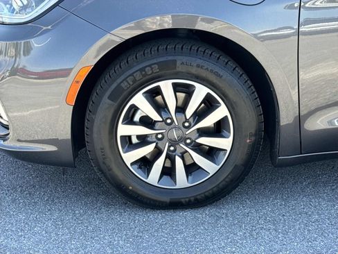 Used 2023 Chrysler Pacifica Touring-L FWD image 7