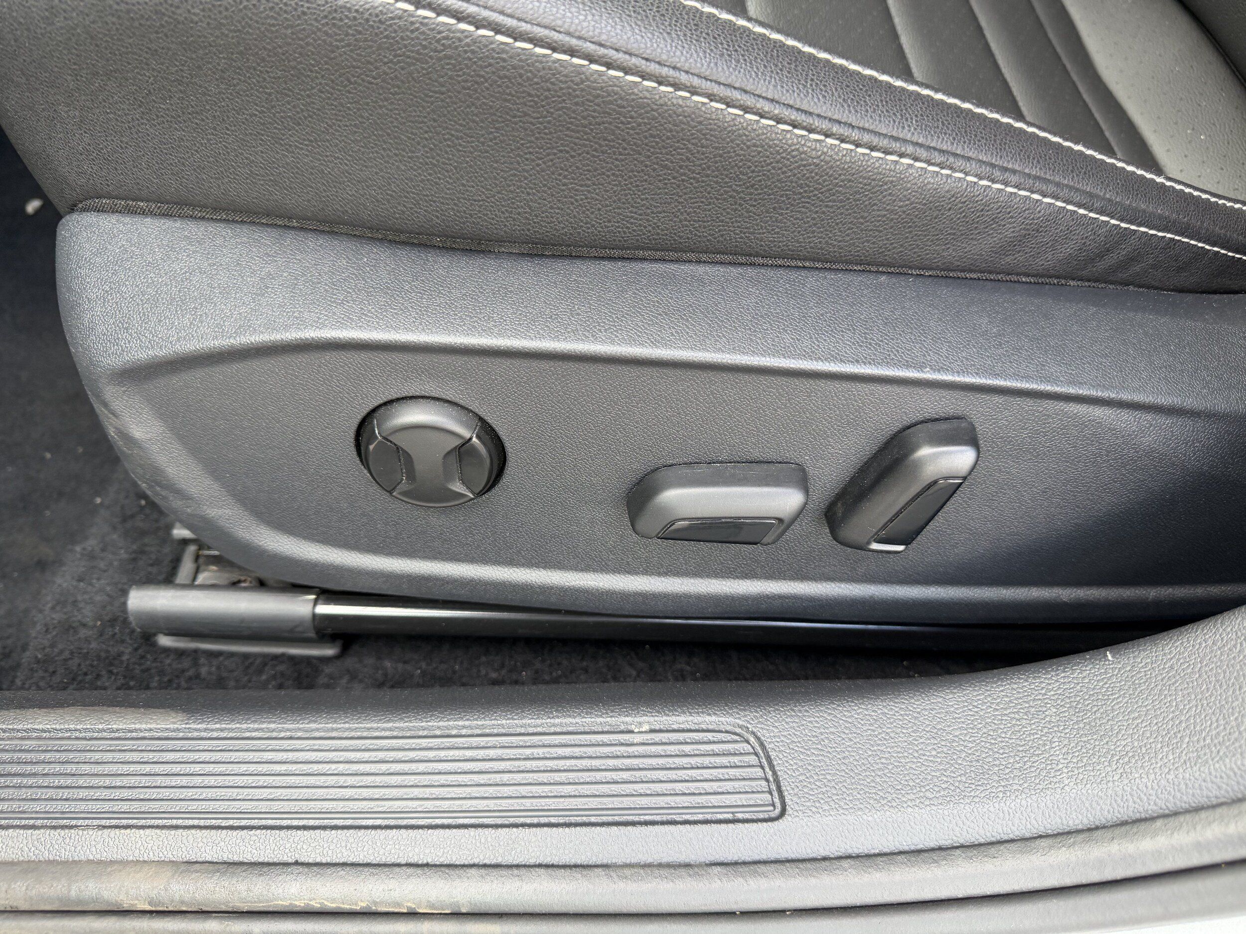 Used 2024 Volkswagen Jetta SE FWD image 12