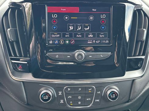 Used 2023 Chevrolet Traverse LT FWD image 11