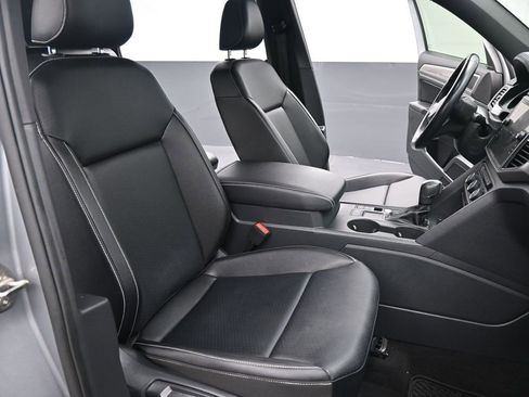 Used 2020 Volkswagen Atlas Cross Sport SE image 2