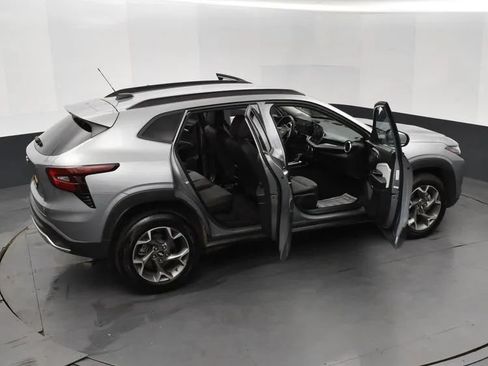 Used 2025 Chevrolet Trax LT w/ LT Convenience Package FWD image 6