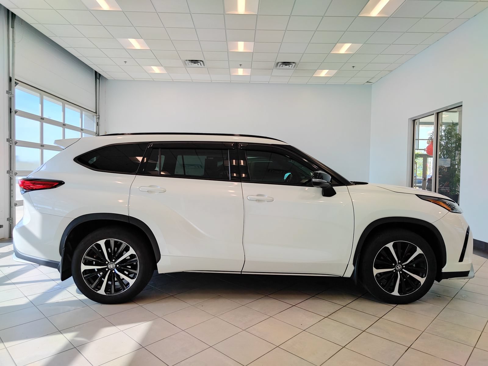 Used 2021 Toyota Highlander XSE AWD/4WD image 2