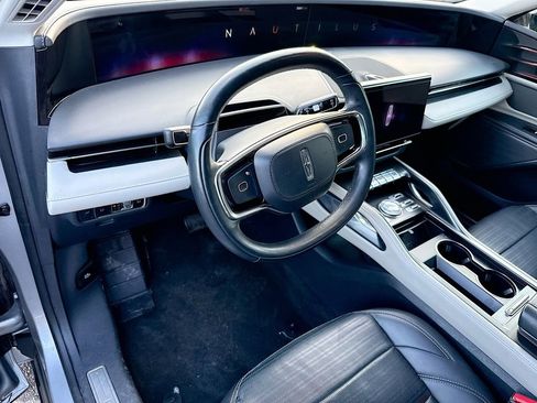 Used 2024 Lincoln Nautilus Reserve image 10