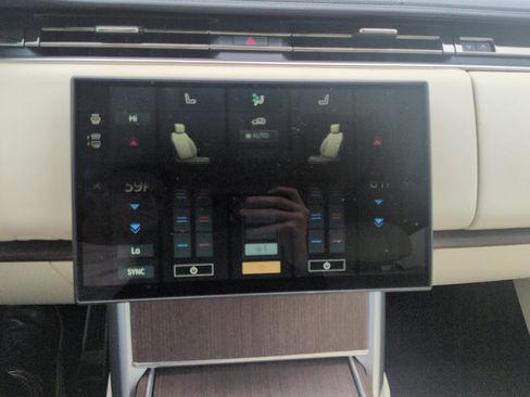 Certified 2025 Land Rover Range Rover SE image 16