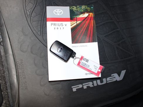 Used 2017 Toyota Prius V Three FWD image 31
