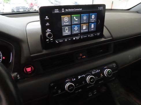 Used 2023 Honda Pilot TrailSport image 18