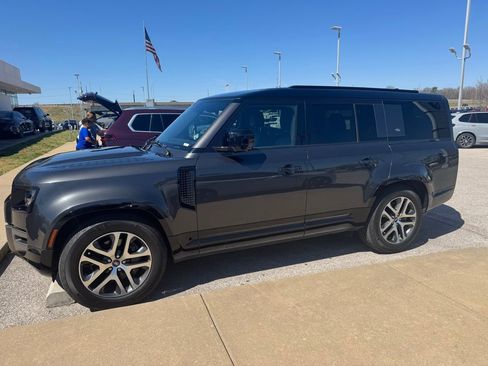 Used 2023 Land Rover Defender 130 X-Dynamic SE image 4