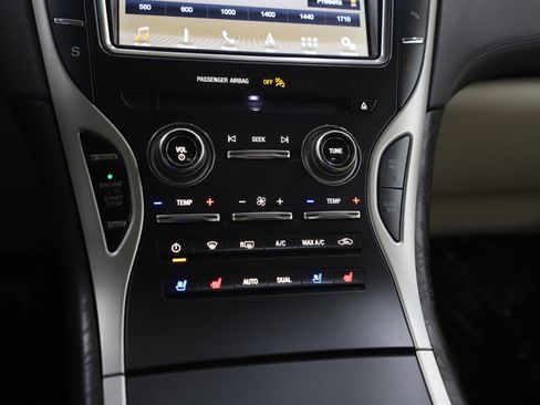 Used 2019 Lincoln Nautilus Reserve image 23