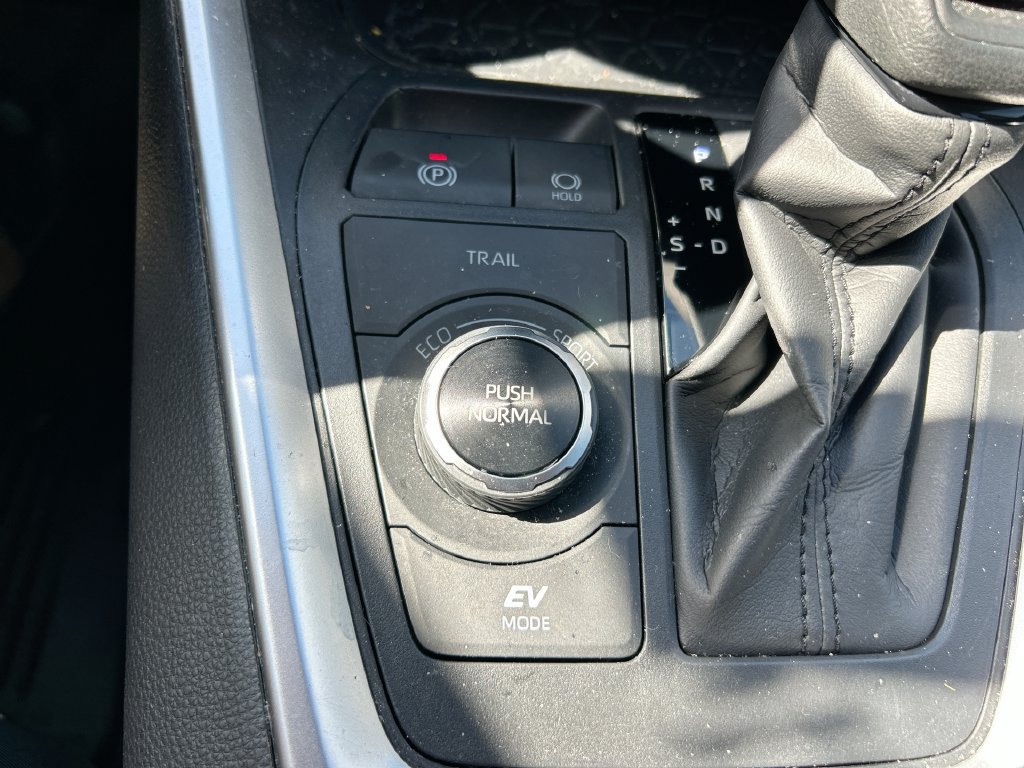 Certified 2025 Toyota RAV4 LE AWD/4WD image 32
