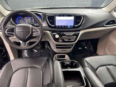Used 2024 Chrysler Pacifica Touring-L FWD image 15