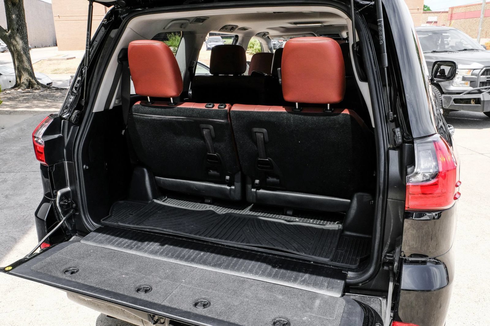 Used 2021 Lexus LX 570 4WD w/ Luxury Package image 49