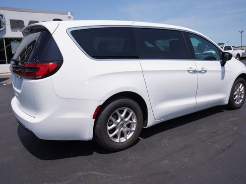 Used 2024 Chrysler Pacifica Touring-L FWD image 2