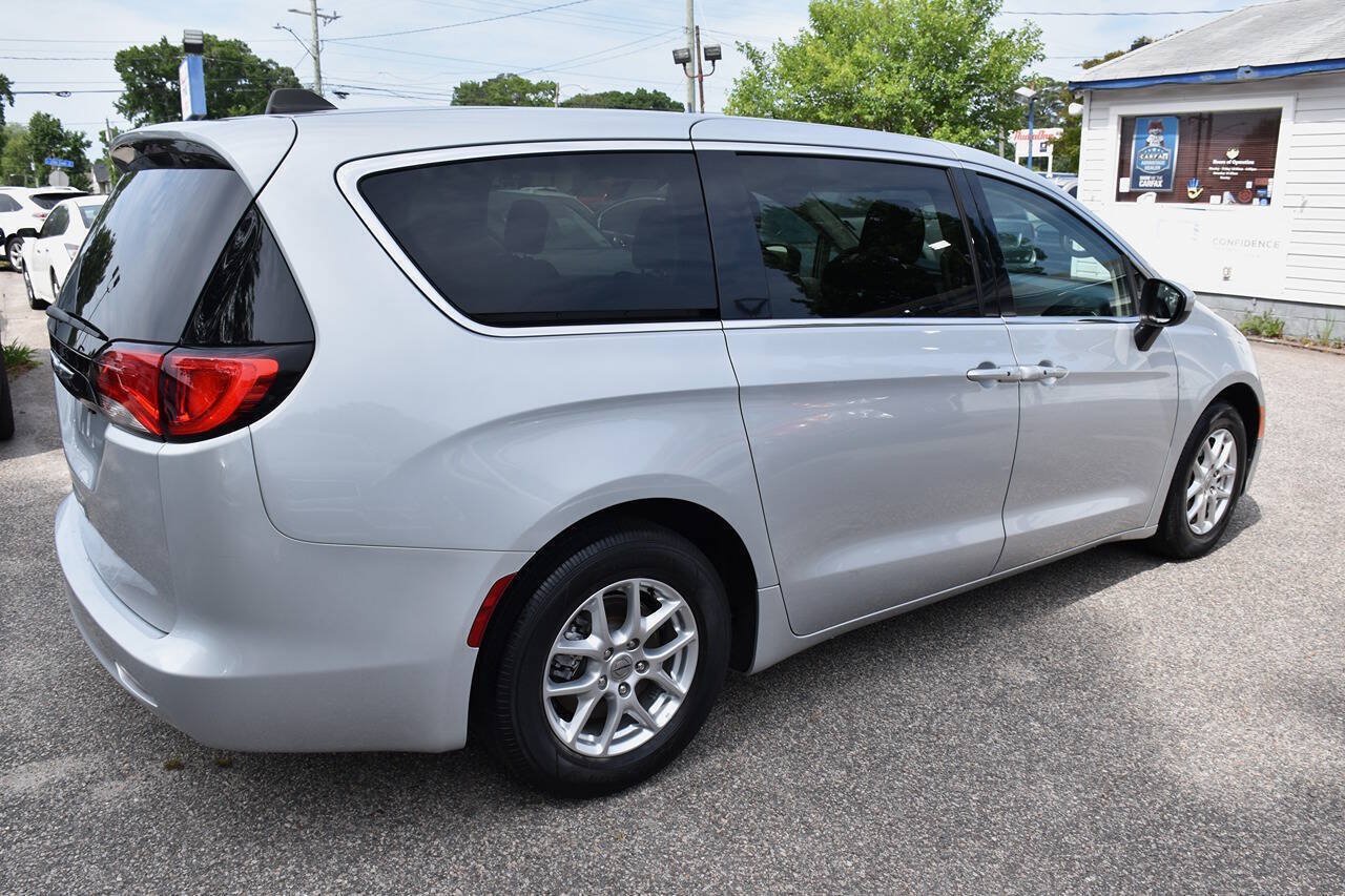 Used 2022 Chrysler Voyager LX FWD image 6