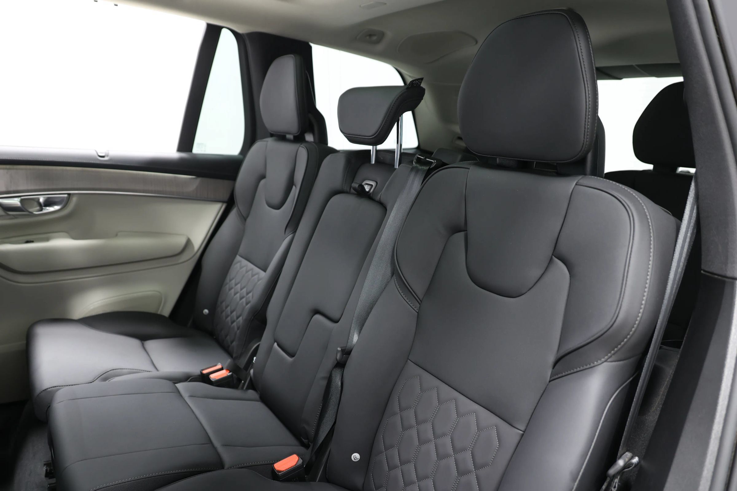 Used 2025 Volvo XC90 T8 Plus w/ Protection Package Premier AWD/4WD image 3
