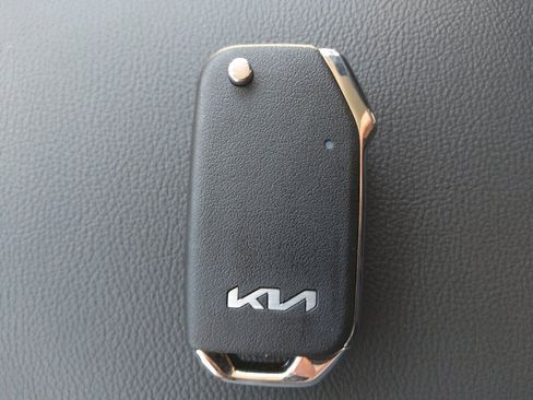Used 2025 Kia Soul LX w/ LX Technology Package FWD image 32