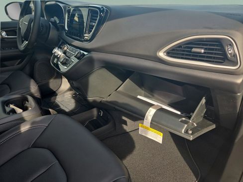 New 2026 Chrysler Voyager LX FWD image 16