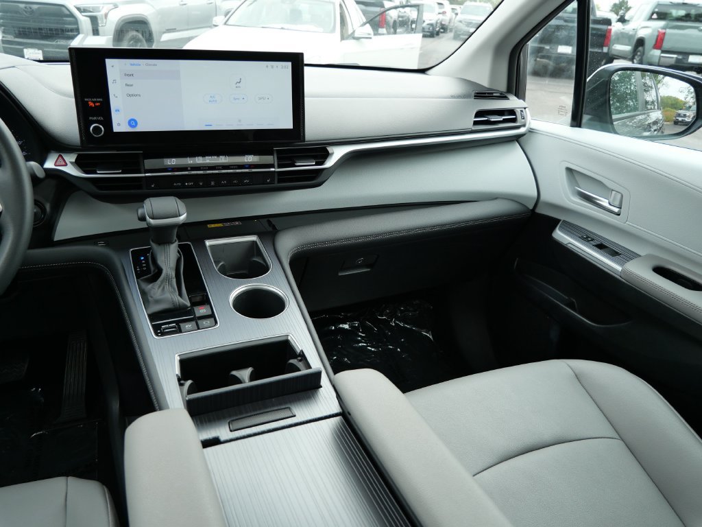 Certified 2025 Toyota Sienna XLE FWD image 14