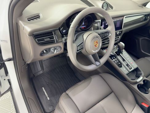 Certified 2026 Porsche Macan AWD/4WD image 4