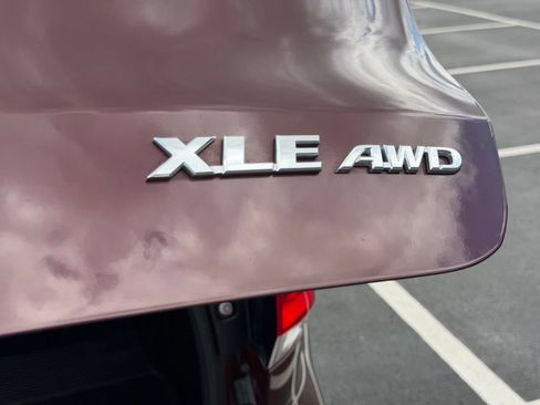 Used 2019 Toyota Highlander XLE AWD/4WD image 32