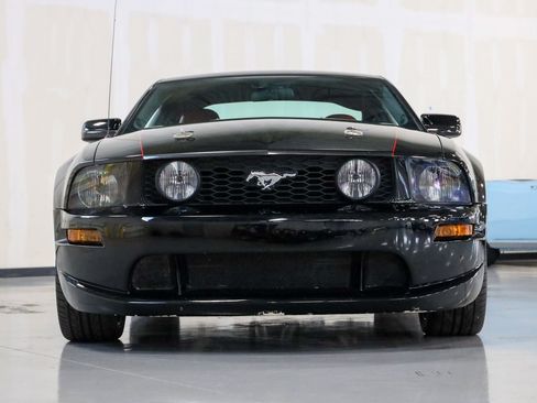Used 2005 Ford Mustang GT RWD image 4