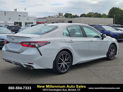Used 2022 Toyota Camry SE image 5