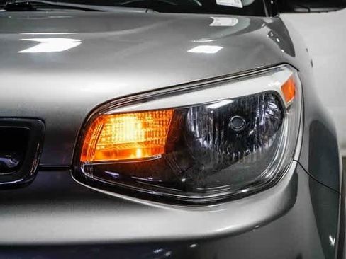 Used 2016 Kia Soul + image 7