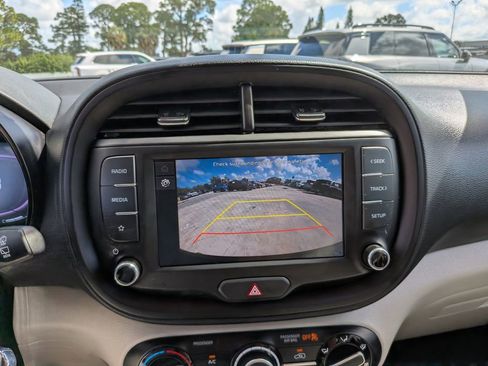 Certified 2025 Kia Soul LX w/ LX Technology Package FWD image 22