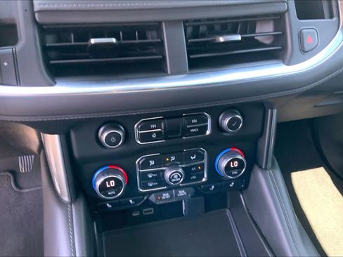 Used 2022 Chevrolet Tahoe Z71 w/ Luxury Package AWD/4WD image 35