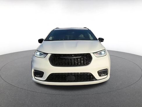 Used 2025 Chrysler Pacifica Limited image 4