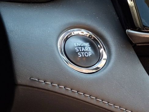 Used 2022 Toyota Highlander XLE AWD/4WD image 28