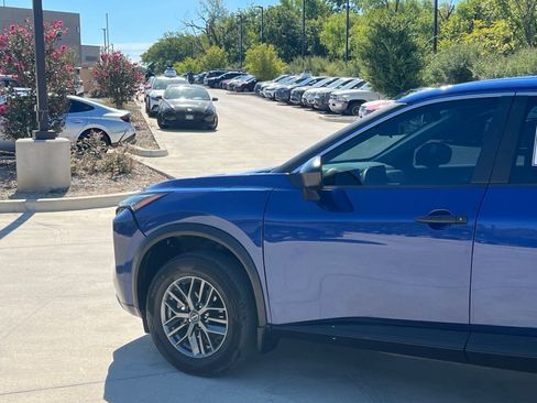 Used 2023 Nissan Rogue S FWD image 3
