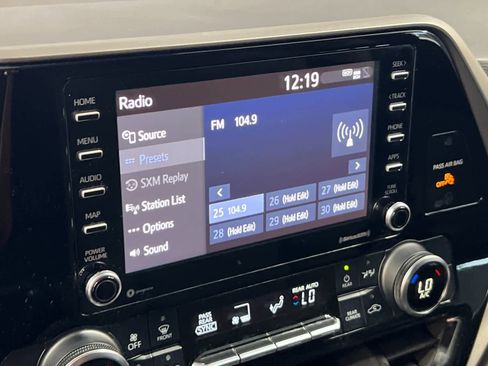 Used 2022 Toyota Highlander L image 19