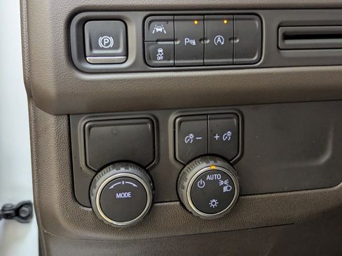 Used 2024 Chevrolet Suburban LT image 19