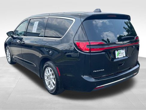 Used 2024 Chrysler Pacifica Touring FWD image 3