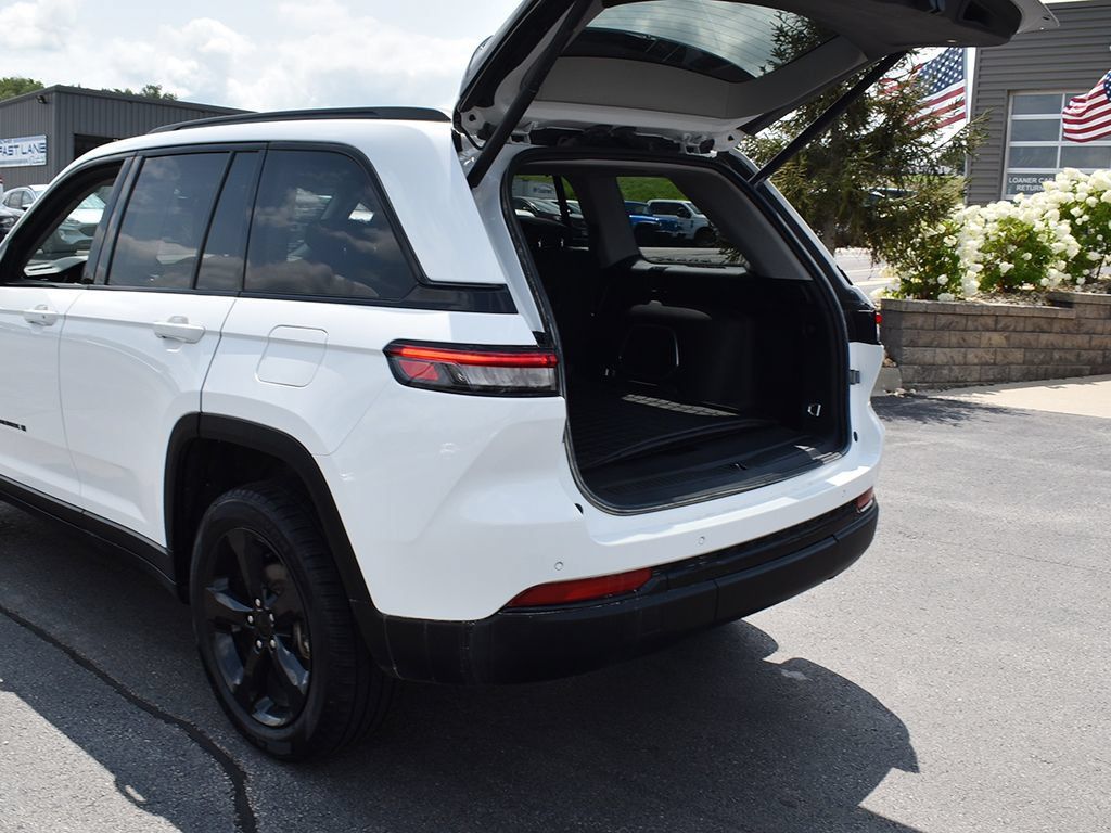Used 2023 Jeep Grand Cherokee Limited w/ Luxury Tech Group II AWD/4WD image 30